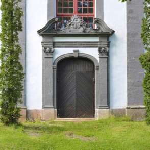 Lēdurgas luterāņu baznīcas sānu ieejas portāls Lēdurgas luterāņu baznīcas sānu ieejas portāls