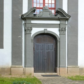 Lēdurgas luterāņu baznīcas ieejas portāls Lēdurgas luterāņu baznīcas ieejas portāls