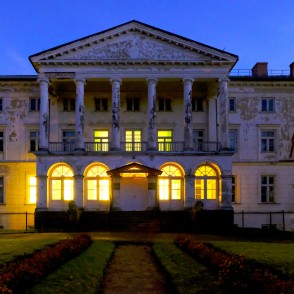 Gaujienas muižas pils naktī Gaujienas muižas pils naktī