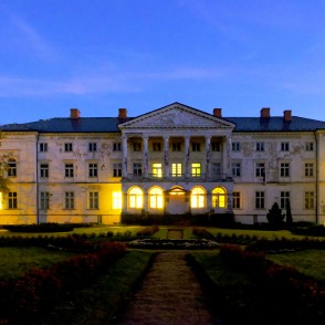 Gaujienas muižas pils naktī Gaujienas muižas pils naktī