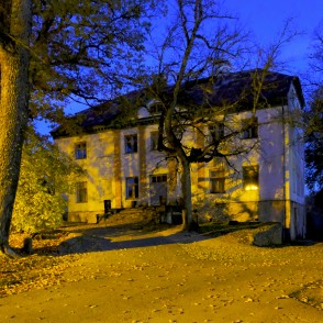 Gaujienas muižas dārznieka māja naktī Gaujienas muižas dārznieka māja naktī