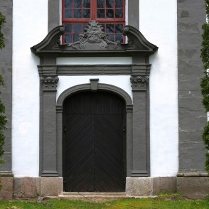 Lēdurgas luterāņu baznīcas sānu ieejas portāls Lēdurgas luterāņu baznīcas sānu ieejas portāls