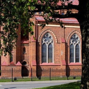 Jelgavas katoļu baznīca un bērzs Jelgavas katoļu baznīca un bērzs