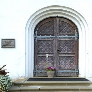 Siguldas luterāņu baznīcas ieejas portāls Siguldas luterāņu baznīcas ieejas portāls