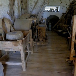 Pilkalnes muižas klēts – kaltes iekšpuse Pilkalnes muižas klēts – kaltes iekšpuse