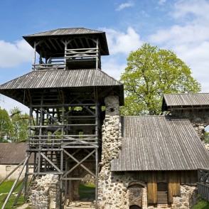 Limbažu viduslaiku pilsdrupu skatu tornis Limbažu viduslaiku pilsdrupu skatu tornis