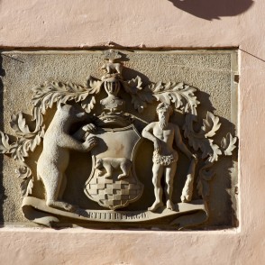 Ģerbonis Ēdoles pils fasādē Ģerbonis Ēdoles pils fasādē