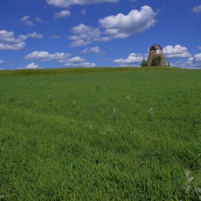 Lauku ainava ar Īves vējdzirnavām Lauku ainava ar Īves vējdzirnavām