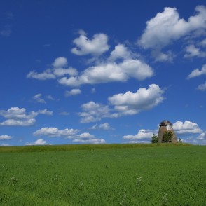 Lauku ainava ar gubumākoņiem un Īves vējdzirnavas Lauku ainava ar gubumākoņiem un Īves vējdzirnavas