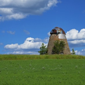 Īves vējdzirnavas gubumākoņu fonā Īves vējdzirnavas gubumākoņu fonā