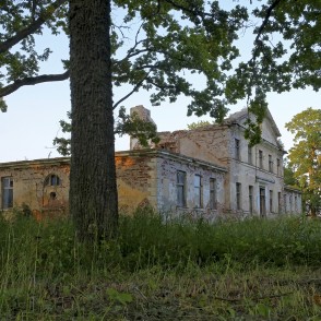 Jaunraunas muižas kungu mājas drupas Jaunraunas muižas kungu mājas drupas