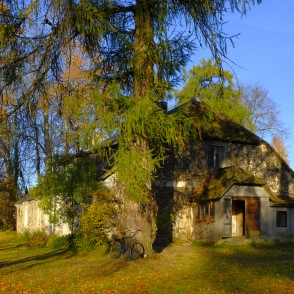 Jaunlaicenes muižas viena no ēkām Jaunlaicenes muižas viena no ēkām