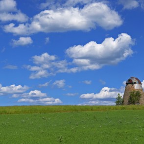 Panorāmas ainava ar Īves vējdzirnavām Panorāmas ainava ar Īves vējdzirnavām