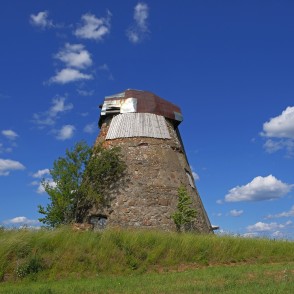 Īves vējdzirnavas mākoņu fonā Īves vējdzirnavas mākoņu fonā
