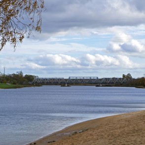 Skats no Pasta salas uz dzelzceļa tiltu Skats no Pasta salas uz dzelzceļa tiltu