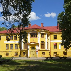 Tiņģeres muižas pils centrālā fasāde Tiņģeres muižas pils centrālā fasāde