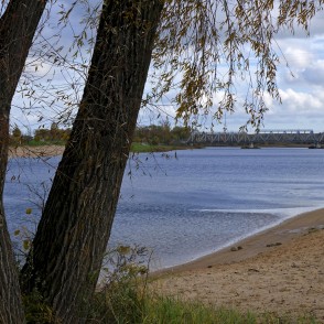 Skats no Pasta salas uz dzelzceļa tiltu Skats no Pasta salas uz dzelzceļa tiltu