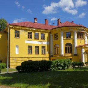 Tiņģeres muižas pils centrālā fasāde Tiņģeres muižas pils centrālā fasāde