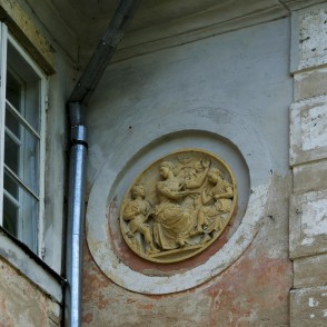 Cilnis Ozolmuižas pils fasādē Cilnis Ozolmuižas pils fasādē