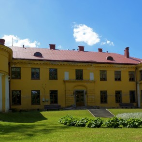 Tiņģeres muižas pils no aizmugurpuses Tiņģeres muižas pils no aizmugurpuses