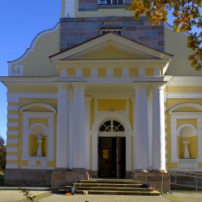 Alūksnes luterāņu baznīcas ieejas portāls Alūksnes luterāņu baznīcas ieejas portāls