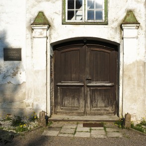 Alojas luterāņu baznīcas ieejas portāls Alojas luterāņu baznīcas ieejas portāls