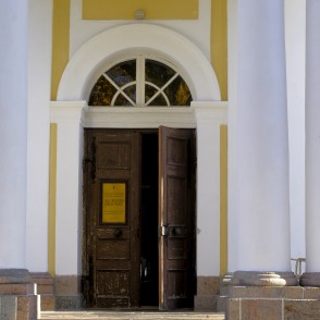 Alūksnes luterāņu baznīcas ieejas portāls Alūksnes luterāņu baznīcas ieejas portāls