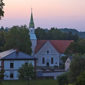 Raunas luterāņu baznīca vakarā Raunas luterāņu baznīca vakarā