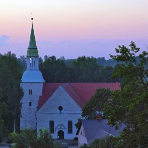 Raunas luterāņu baznīca pēc saulrieta Raunas luterāņu baznīca pēc saulrieta