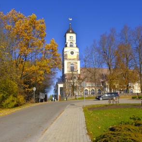 Alūksnes luterāņu baznīca rudenī Alūksnes luterāņu baznīca rudenī