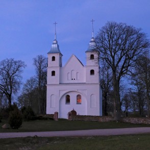Lēnu Romas katoļu baznīca naktī Lēnu Romas katoļu baznīca naktī