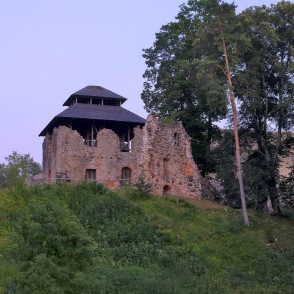 Raunas pilsdrupas vakarā Raunas pilsdrupas vakarā