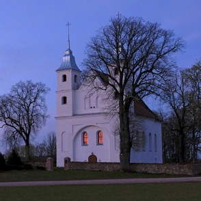 Lēnu Romas katoļu baznīca naktī Lēnu Romas katoļu baznīca naktī