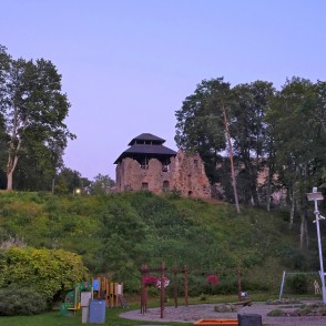 Raunas pilsdrupas vakarā Raunas pilsdrupas vakarā