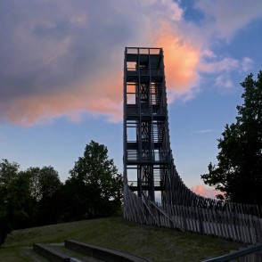 Kuldīgas skatu tornis saulrietā Kuldīgas skatu tornis saulrietā