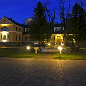 Skrundas muižas pils naktī Skrundas muižas pils naktī