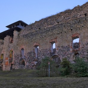 Raunas pilsdrupas pēc saulrieta Raunas pilsdrupas pēc saulrieta