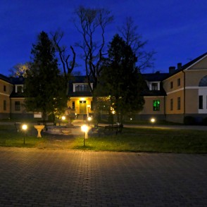 Skrundas muižas pils naktī Skrundas muižas pils naktī