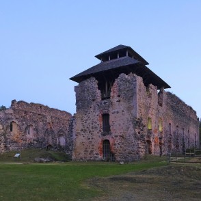 Raunas pilsdrupas un skatu tornis Raunas pilsdrupas un skatu tornis