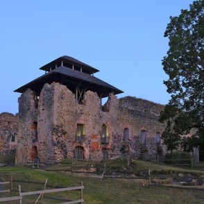 Raunas pilsdrupas pēc saulrieta Raunas pilsdrupas pēc saulrieta