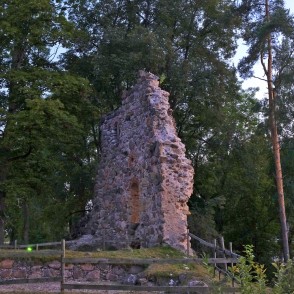 Raunas pilsdrupas pēc saulrieta Raunas pilsdrupas pēc saulrieta