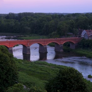Skats uz Kuldīgas ķieģeļu tiltu no skata torņa Skats uz Kuldīgas ķieģeļu tiltu no skata torņa