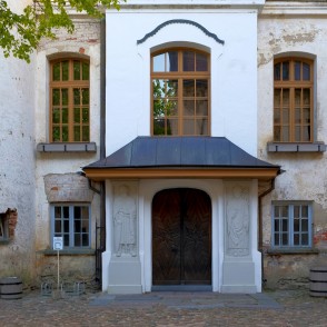 Ieejas portāls Dundagas pils iekšpagalmā Ieejas portāls Dundagas pils iekšpagalmā