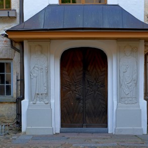 Ieejas portāls Dundagas pils iekšpagalmā Ieejas portāls Dundagas pils iekšpagalmā