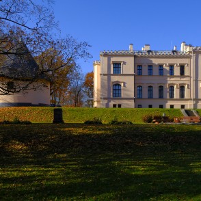 Alūksnes Jaunā pils no parka puses Alūksnes Jaunā pils no parka puses