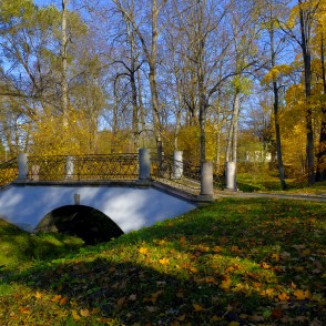 Arkveida gājēju tiltiņš Alūksnes pils parkā Arkveida gājēju tiltiņš Alūksnes pils parkā
