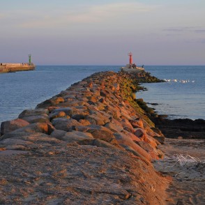 Pāvilostas mols saullēktā Pāvilostas mols saullēktā