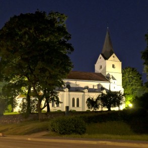 Saldus Sv. Jāņa luterāņu baznīca naktī Saldus Sv. Jāņa luterāņu baznīca naktī