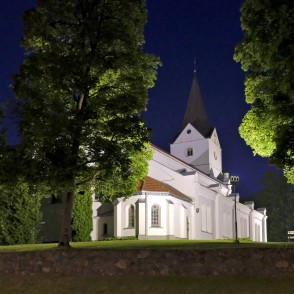 Saldus Sv. Jāņa luterāņu baznīca naktī Saldus Sv. Jāņa luterāņu baznīca naktī