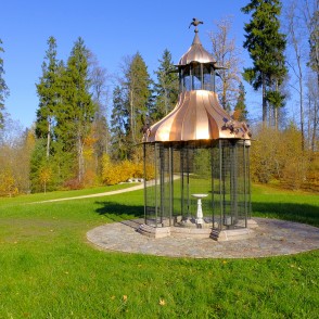 Putnu paviljons Alūksnes pils parkā Putnu paviljons Alūksnes pils parkā